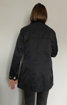 Жіноча чорна вітровка з щільної плащової тканини з тонкою непродувною підкладкою. . фото 5