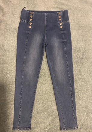 Женские джинсы из стрейчевого эластичного хлопкового джинса на эластичном широко. . фото 4
