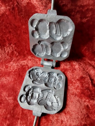 Винтажная форма для выпечки домашнего печенья Мишки Олимпийские Олимпиада клеймо. . фото 2