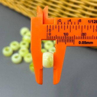 Бусины пластик размер - 6х9 мм (отверстие 4 мм) цвет - на фото количество - 20гр. . фото 4