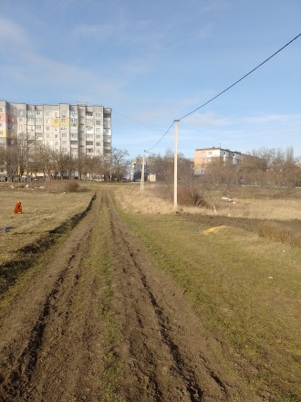 ПРОДАМ ЗЕМЕЛЬНУ ДІЛЯНКУ під БУДІВНИЦТВО БУДИНКУ в селищі НОВОМУ .

   ДІЛЯНКА . . фото 2