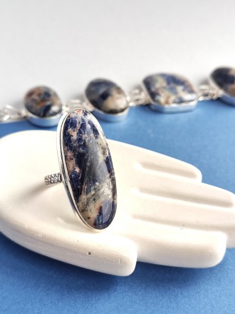 Пропонуємо Вам незвичайне кільце з каменем содаліт в сріблі. Розмір 18,0.
Розмір. . фото 5