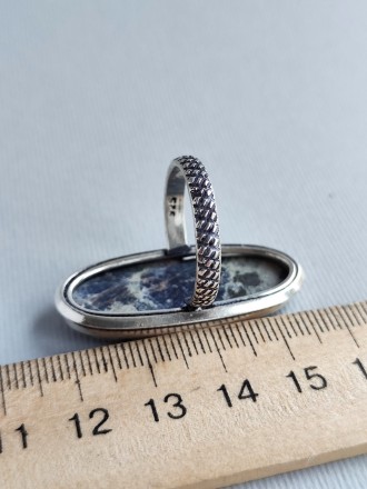 Пропонуємо Вам незвичайне кільце з каменем содаліт в сріблі. Розмір 18,0.
Розмір. . фото 4