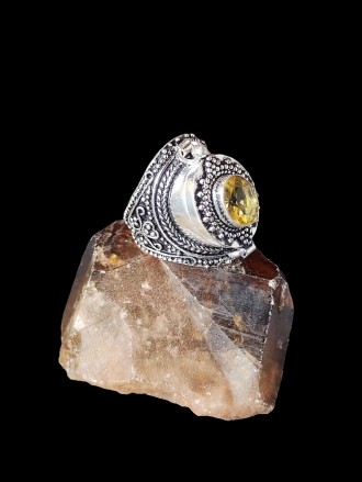 Пропонуємо до Вашої уваги перстень з секретом з каменем цитрин.
Розмір 17,2- 17,. . фото 2