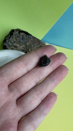 Пропонуємо Вам натуральний необроблений камінь моріон.
Розміри: 9*9*7 мм.
. . фото 4