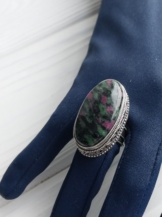 Предлагаем Вам элегантное кольцо с природным камнем рубин в цоизите в серебре.
Р. . фото 9