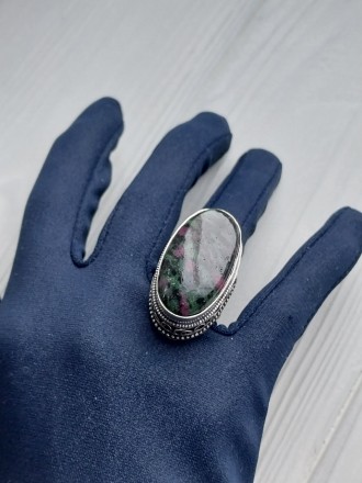 Предлагаем Вам элегантное кольцо с природным камнем рубин в цоизите в серебре.
Р. . фото 4