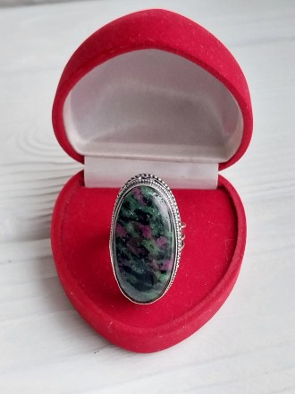 Предлагаем Вам элегантное кольцо с природным камнем рубин в цоизите в серебре.
Р. . фото 2