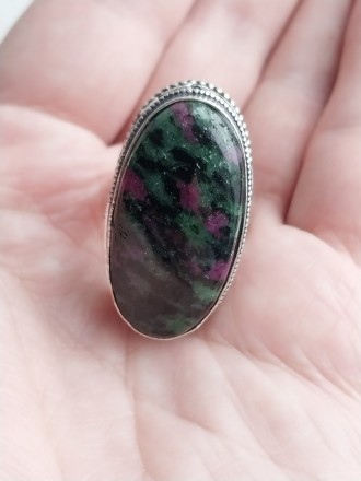 Предлагаем Вам элегантное кольцо с природным камнем рубин в цоизите в серебре.
Р. . фото 7