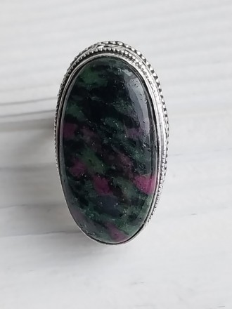 Предлагаем Вам элегантное кольцо с природным камнем рубин в цоизите в серебре.
Р. . фото 3