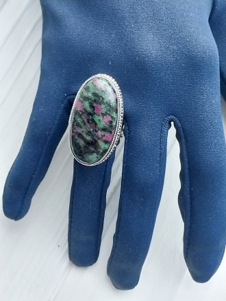 Предлагаем Вам элегантное кольцо с природным камнем рубин в цоизите в серебре.
Р. . фото 5