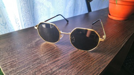 Продам окуляри сонцезахисні шестигранні в тонкій золотистій оправі з чоним склом. . фото 2