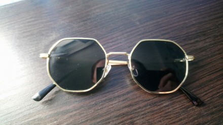 Продам окуляри сонцезахисні шестигранні в тонкій золотистій оправі з чоним склом. . фото 5
