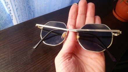 Продам окуляри сонцезахисні шестигранні в тонкій золотистій оправі з чоним склом. . фото 4