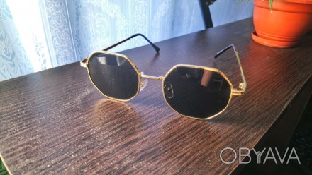 Продам окуляри сонцезахисні шестигранні в тонкій золотистій оправі з чоним склом. . фото 1