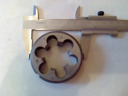 Круглая плашка представляет собой металлорежущий инструмент для нарезания наружн. . фото 3