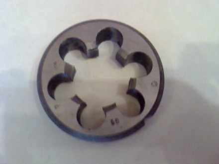 Круглая плашка представляет собой металлорежущий инструмент для нарезания наружн. . фото 2