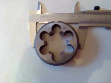Круглая плашка представляет собой металлорежущий инструмент для нарезания наружн. . фото 6