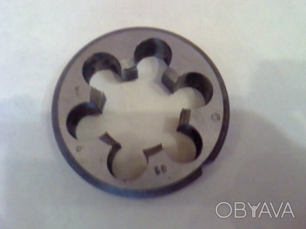 Круглая плашка представляет собой металлорежущий инструмент для нарезания наружн. . фото 1