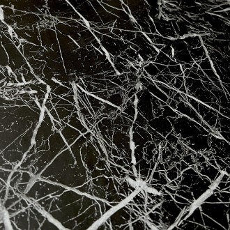 Самоклеющаяся пленка черный мрамор с паутинкой 0,45х10мх0,07мм 
Пленка на самокл. . фото 3