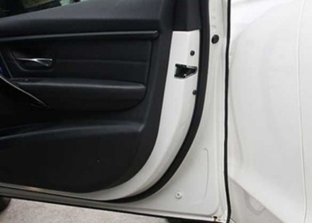 Защита на дверь авто - предохраняет край двери от ударов о стены или другое авто. . фото 3