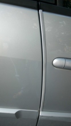Защита на дверь авто - предохраняет край двери от ударов о стены или другое авто. . фото 8