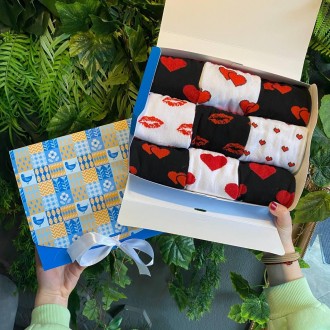 Набір жіночих шкарпеток у подарунковій коробці 9 пар чорні та білі з сердечками
. . фото 5