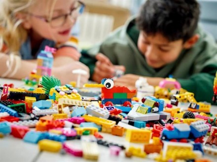 Пориньте в історію ігрового навчання за допомогою набору 90 років гри LEGO® Clas. . фото 4