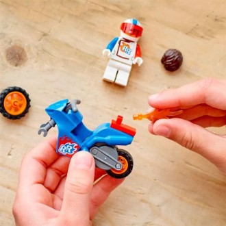 Підніміть дитячу гру в небеса з набором «Реактивний трюковий мотоцикл» LEGO® Cit. . фото 8