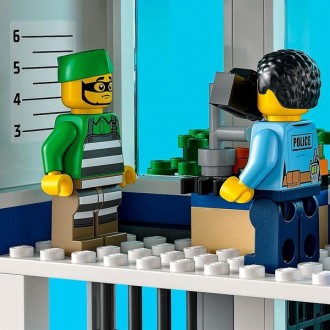 Ця триповерхова поліцейська дільниця LEGO® City (60316) повна надихаючі деталі, . . фото 9
