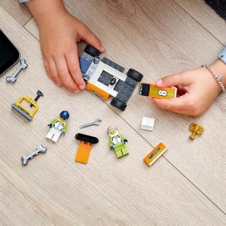 Дайте зелене світло творчій грі з конструктором «Гонічний автомобіль» LEGO® City. . фото 8