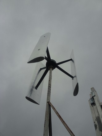 Вертикальный ветрогенератор 1 квт с вертикальным размещением ротора, который мож. . фото 3