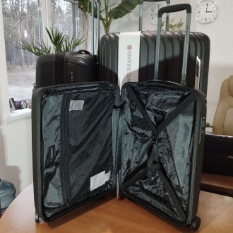 Надміцні і надлегкі поліпропіленові валізи Swissbrand Narberth мають продуманий . . фото 3