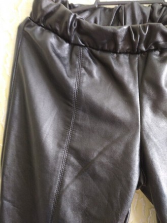 Мякесенькі кожані теплі жіночі штани з розрізами по низу, р.М, One by One .
Кол. . фото 6