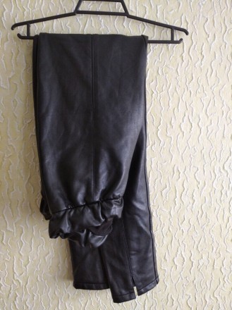 Мякесенькі кожані теплі жіночі штани з розрізами по низу, р.М, One by One .
Кол. . фото 3