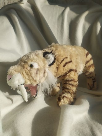 Реалістичний саблезубий тигр (розміром з кота).

Реалістичний хижак з давніх ч. . фото 2