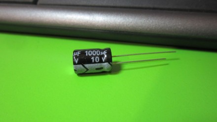  Конденсатор электролитический с напряжением 10V и емкостью 1000uF. Размер конде. . фото 3