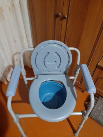 Кресло-туалет для пожилых людей или инвалидов, гарантия 1 год. Выдерживает нагру. . фото 2