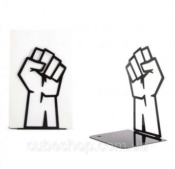 Книжные держатели в форме поднятого вверх кулака - символа солидарности и поддер. . фото 4