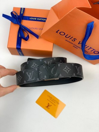 
 
 Ремнь Louis Vuitton с черной пряжкой LV initials из канвы серый Monogram . П. . фото 2