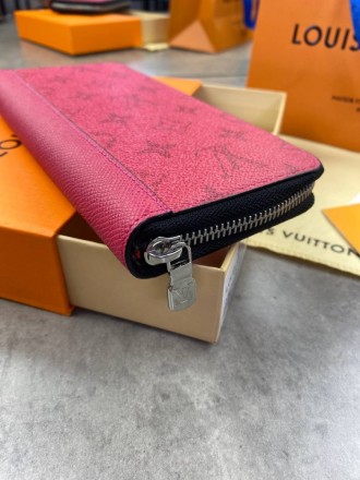 
 
 Бумажник Louis Vuittom Monogram
Цвет : красный
Материал : канвас+кожа
Произв. . фото 11
