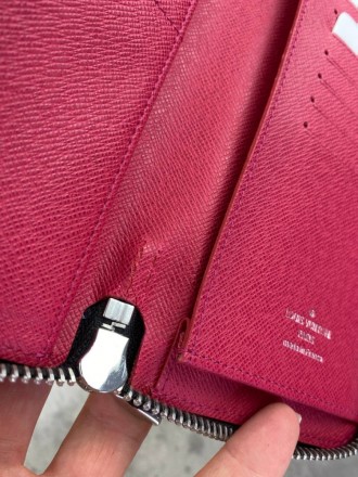 
 
 Бумажник Louis Vuittom Monogram
Цвет : красный
Материал : канвас+кожа
Произв. . фото 4