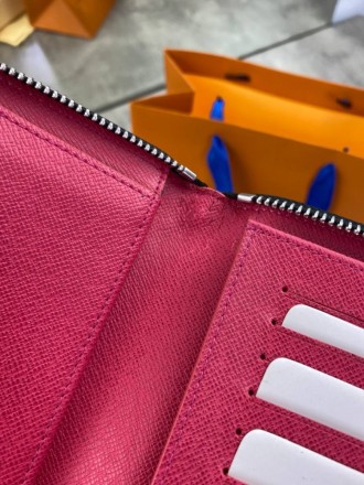 
 
 Бумажник Louis Vuittom Monogram
Цвет : красный
Материал : канвас+кожа
Произв. . фото 3