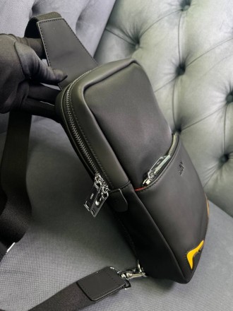 
 
 Нагрудная сумка-слинг Fendi черного цвета с желтыми логотипами 
Размер : 27*. . фото 7