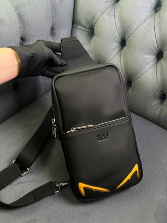 
 
 Нагрудная сумка-слинг Fendi черного цвета с желтыми логотипами 
Размер : 27*. . фото 2