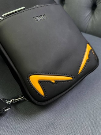 
 
 Нагрудная сумка-слинг Fendi черного цвета с желтыми логотипами 
Размер : 27*. . фото 9