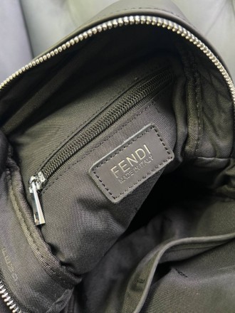 
 
 Нагрудная сумка-слинг Fendi черного цвета с желтыми логотипами 
Размер : 27*. . фото 3