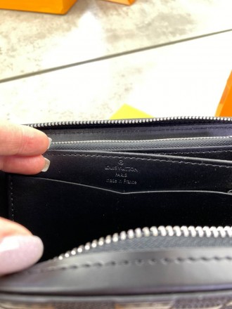 
 
 Бумажник Louis Vuitton big infini Lux
Материал : канвас+кожа
Цвет : черный
П. . фото 4