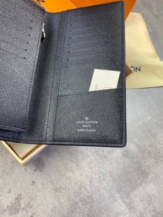 
 
 Бумажник Louis Vuitton Epi
Цвет : черный
Материал : канвас+кожа
Производител. . фото 5