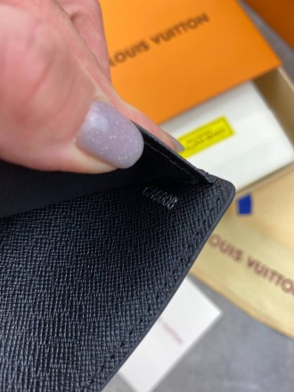 
 
 Бумажник Louis Vuitton taiga
Материал : канвас+кожа
Цвет : черный
Производит. . фото 3